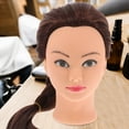 thumbnail image 2 of Cabeza de maniquí con pelo sintético para práctica y entrenamiento de peluquería Cabeza de maniquí para trenzar y peinar cabello largo Cabeza de maniquí con maquillaje, 2 of 8