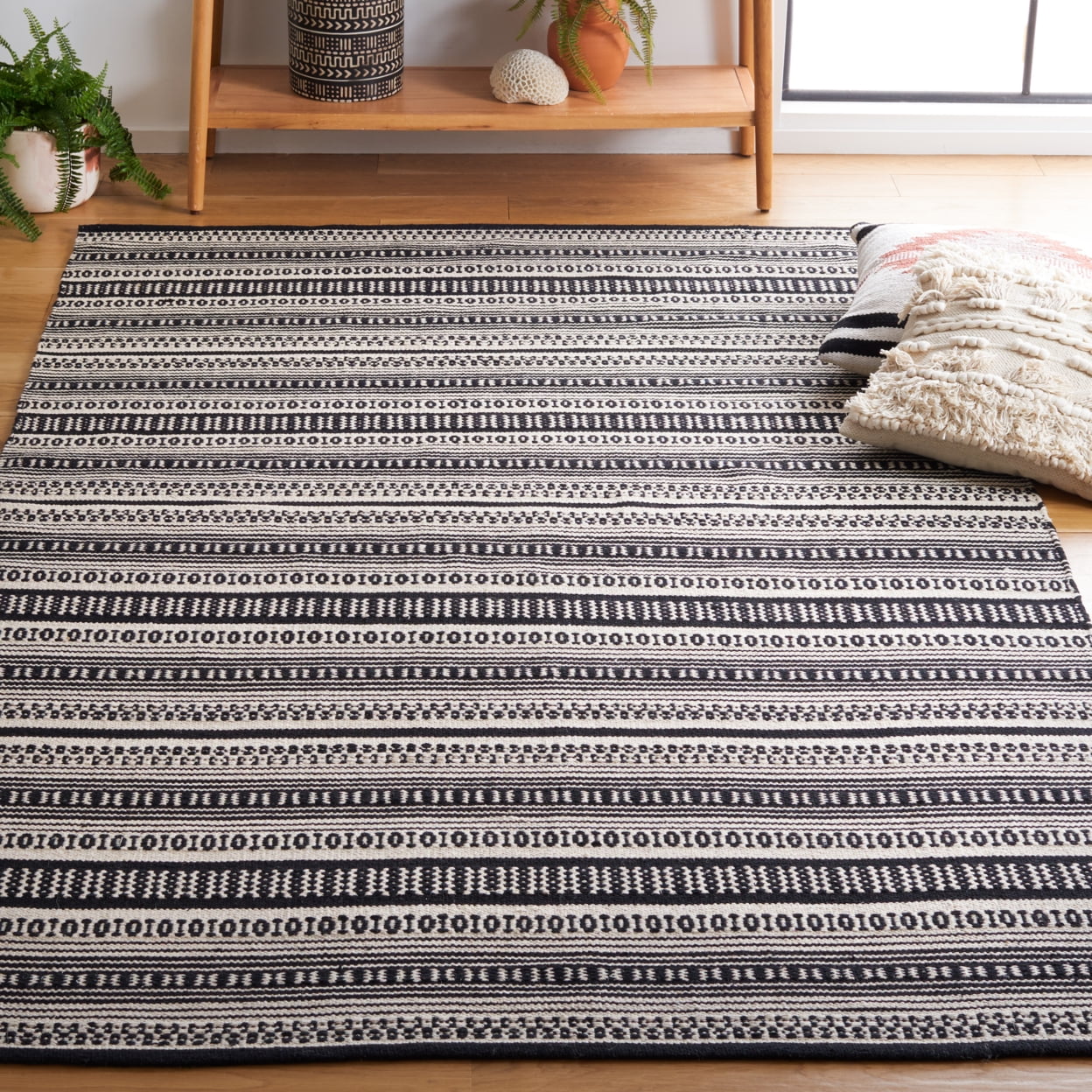 SAFAVIEH Montauk Joanna Striped Cotton Area Rug, Black/Ivory, 8' x 10'