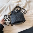 thumbnail image 2 of Bolso tipo cubo para mujer, bolso hobo con cordón, bolso de compras plisado (negro), 2 of 5