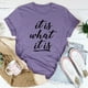 thumbnail image 2 of Camisa con estampado de letras, cuello redondo, manga corta, informal, suave, de gran tamaño, con estampado de letras, top de verano para mujer, morado (letra negra) M, 2 of 4