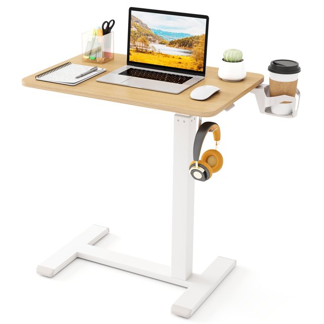 Patiojoy Bureau Debout Mobile à Hauteur Réglable Pneumatique, Table Roulante avec Porte-Gobelet et Crochet pour Écouteurs, Table au-Dessus du Lit avec Roues Dissimulées, Fini Bois Naturel. le Bureau Présente une Grande Surface de Travail Tenant un Portable, un Cahier, une Souris et de Petits Articles de Déco. Il Comprend un Porte-Gobelet Rotatif et un Crochet pour Écouteurs Fixé sur les Côtés. le Bureau a une base Blanche en Forme de H avec Roues Dissimulées pour la Mobilité et un Système de Levage Pneumatique à Ressort à Gaz pour un Réglage de Hauteur de 26 à 39,5 Pouces. Conçu avec un Cadre en Forme