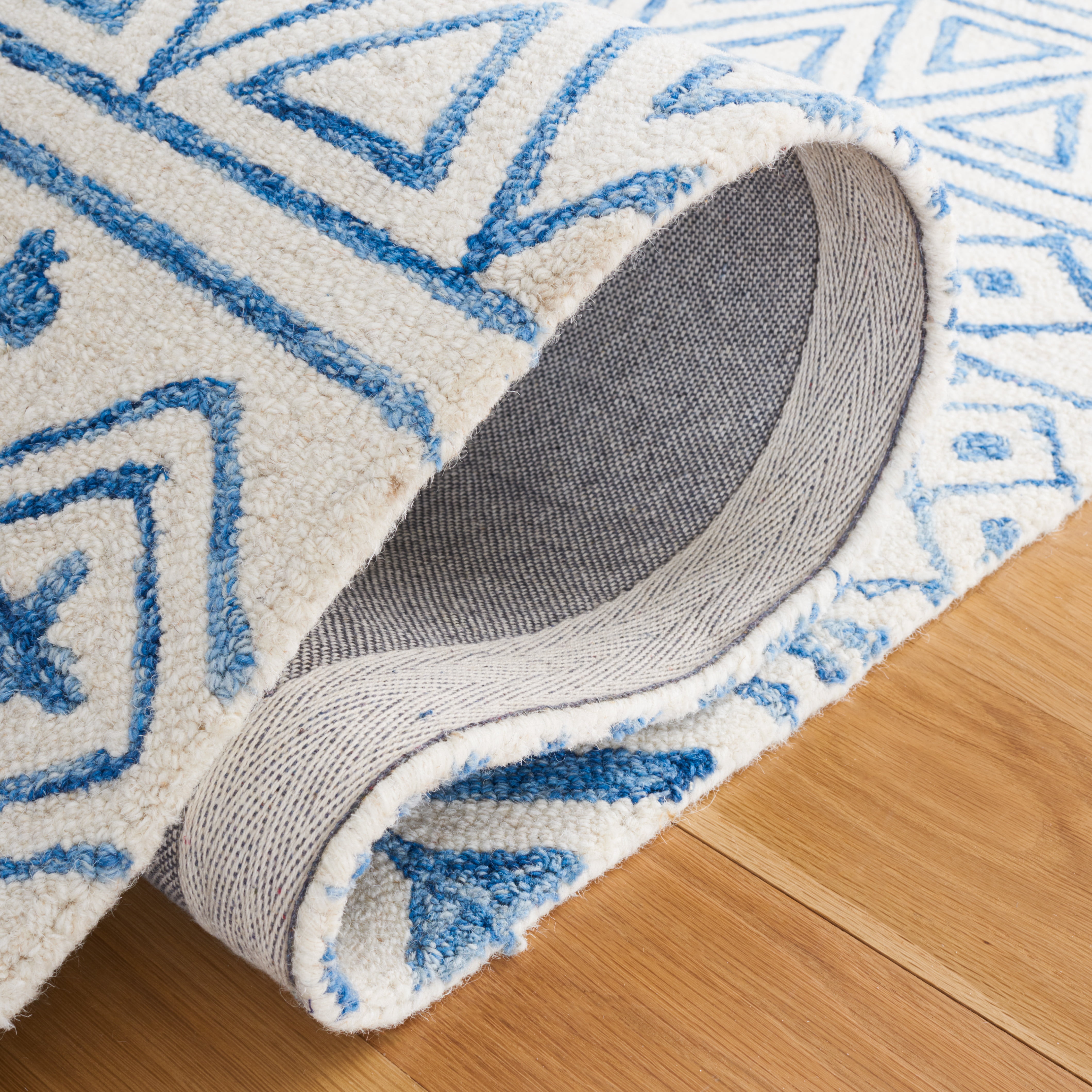 SAFAVIEH Metro Beaumont Southwestern Area Rug, Ivory/Blue, 6' x 6' Square