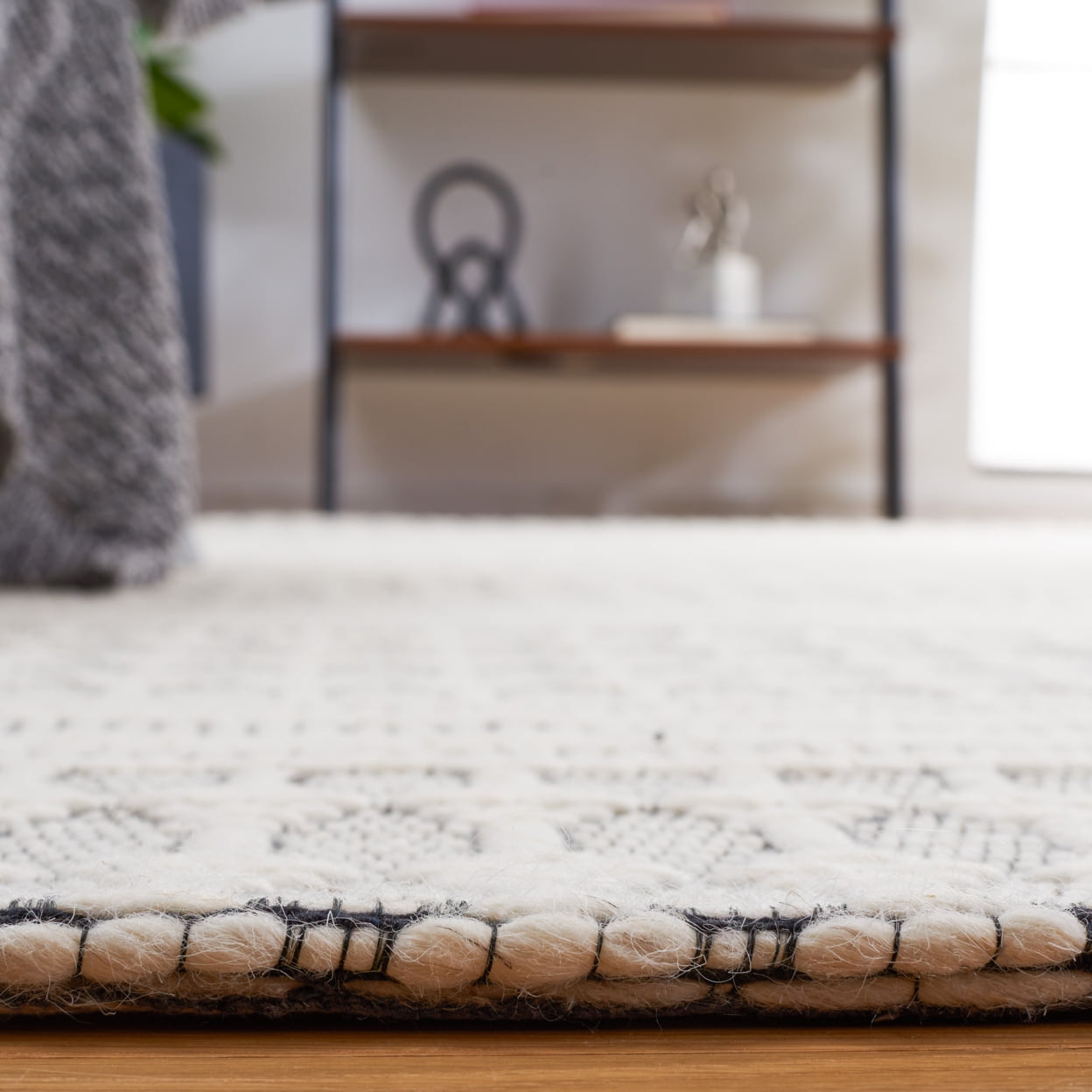 SAFAVIEH Marbella Norton Geometric Area Rug, Black/Ivory, 4' x 6'
