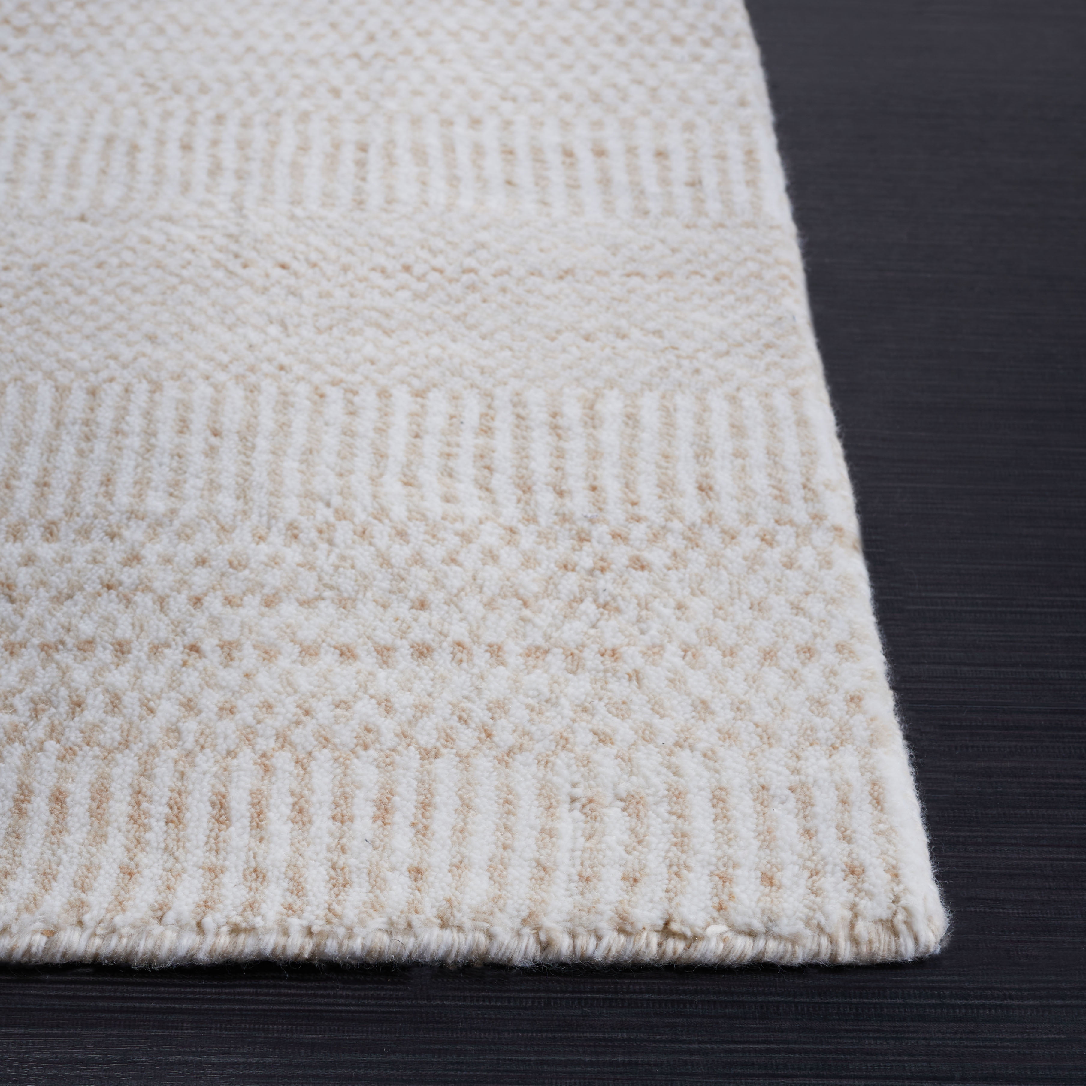 SAFAVIEH Mirage Handan Distressed Polyester Area Rug, Beige/Ivory, 6' x 9'