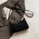 thumbnail image 5 of Bolso Hombro Con Lazo Mano Cuero PU para Mujer (), 5 of 6