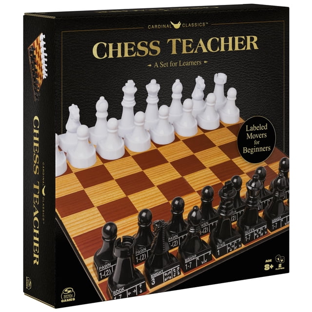 juego de mesa spin master games chess teacher para niños mayores de 8 años — Vista 3/4 de la caja mostrando tablero de cuadros madera clara y oscura con 32 piezas grandes marcadas; piezas negras en primer plano con etiquetas que indican nombre, dirección y número de espacios, piezas blancas al fondo y título 'CHESS TEACHER' en la tapa. Diseñado para enseñar movimientos a principiantes y jugar en parejas.