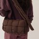 thumbnail image 5 of Bolso de mano con diseño de esponja tejida para mujer, tipo bandolera, para hombro y de mano, combinable, 5 of 6