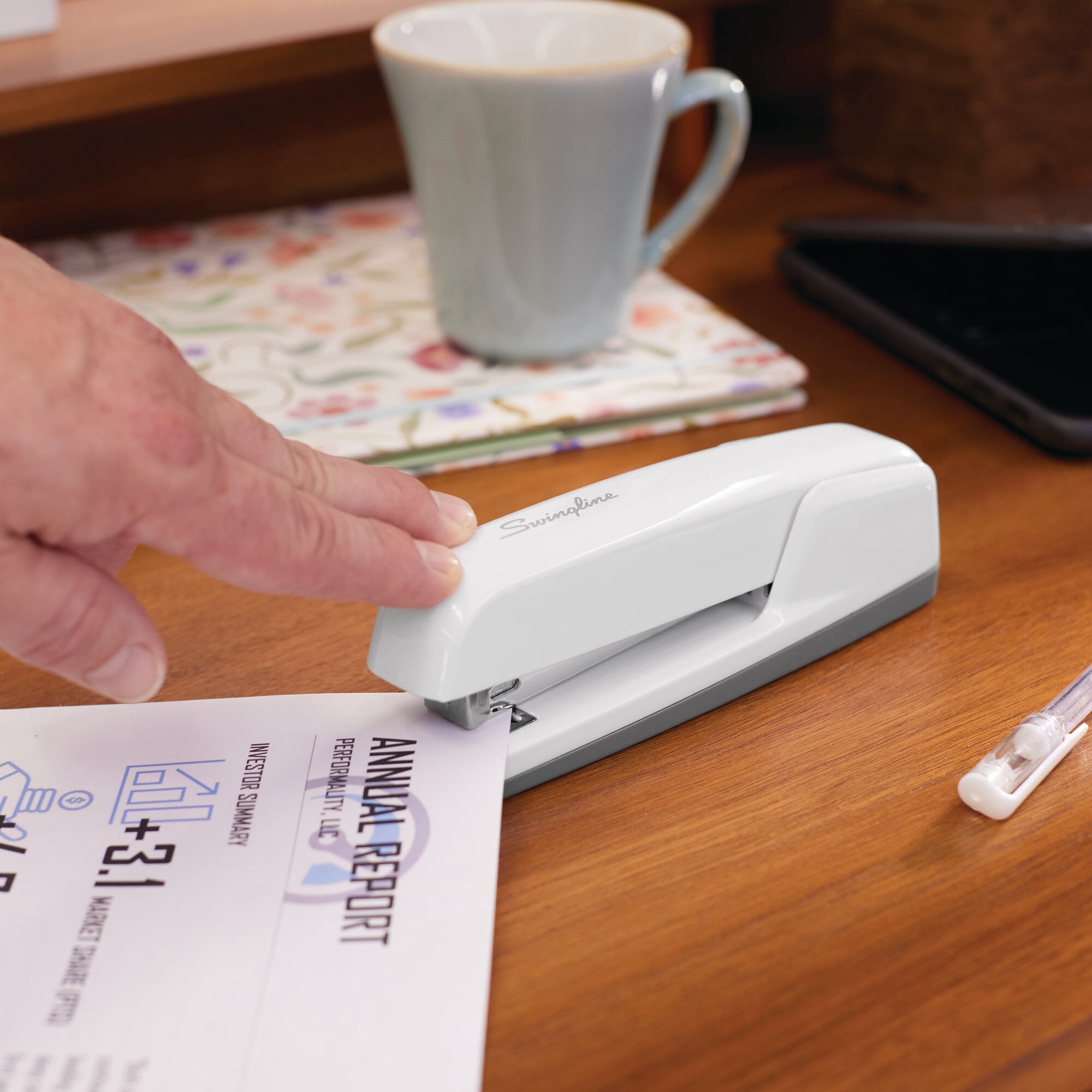 Swingline 747 Business Desktop Stapler 30 Sheets Arctic White - Full Size