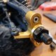 thumbnail image 2 of Repuestos para coche modelo RC, soportes de eje de dirección con tuercas para tornillos a escala 1/10 dorado, 2 of 8
