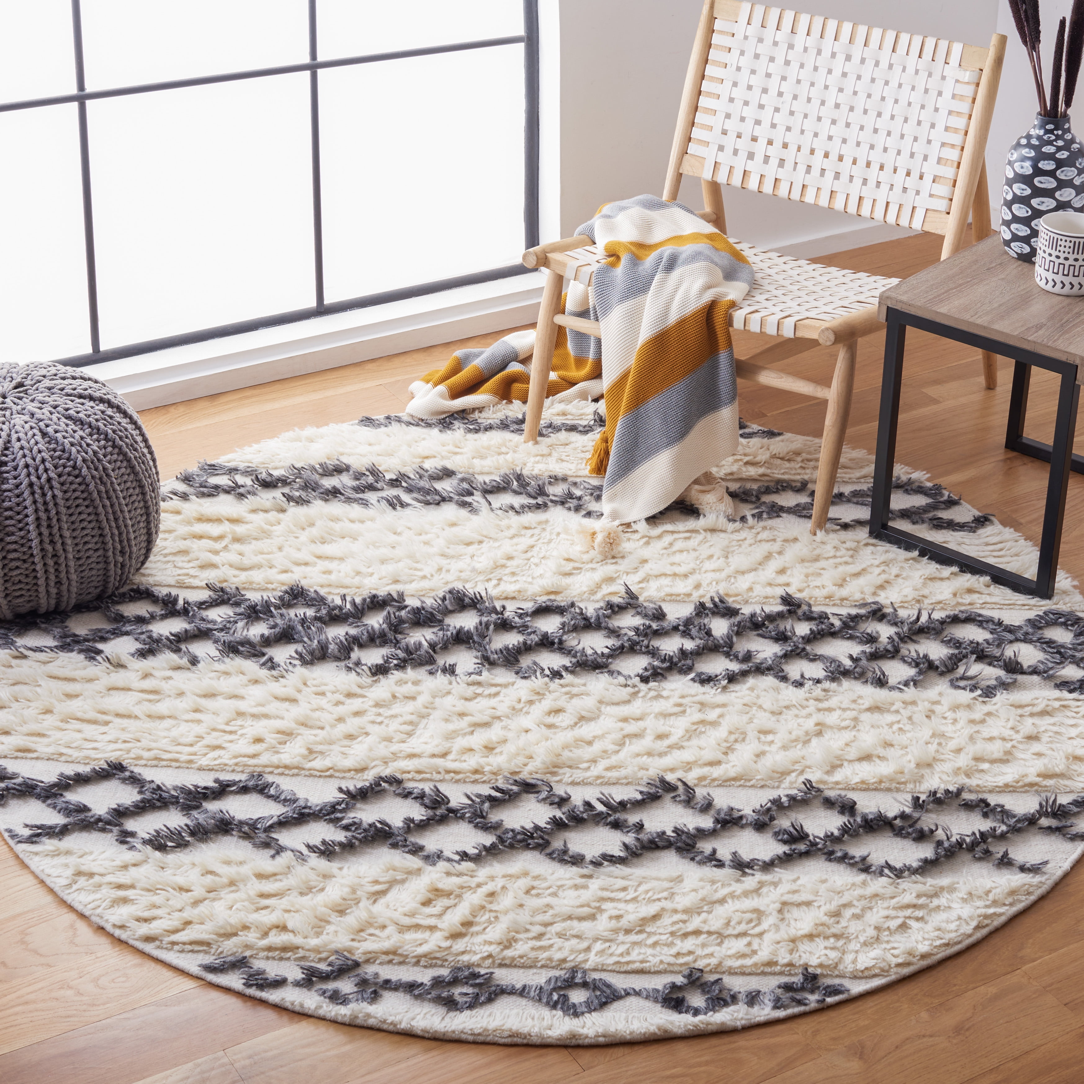 SAFAVIEH Casablanca Lalia Geometric Area Rug, Ivory/Dark Grey, 6' x 6' Round