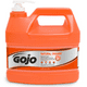 Go Jo Nettoyant pour les Mains 0955 Orange Naturel; Utiliser pour Enlever la Graisse / Huile / Saleté; Formule de Lotion; 1 Gallon Bouteille de Pompe – image 1 sur 4