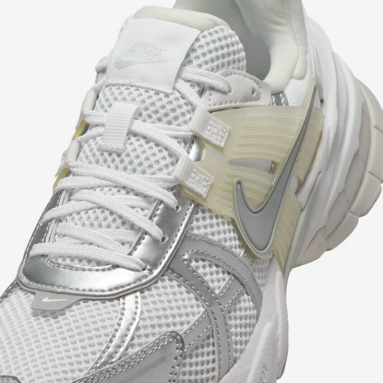 靴 NIKE V2K RUN/GRY/7.5 Amazon.com | Nike V2K Run Shoes (HJ4497-002, Wolf Grey/Cool