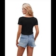 thumbnail image 2 of Camiseta de Corta con Cuello en V y Ombligo Al Descubierto, Negra, Talla S, 2 of 7