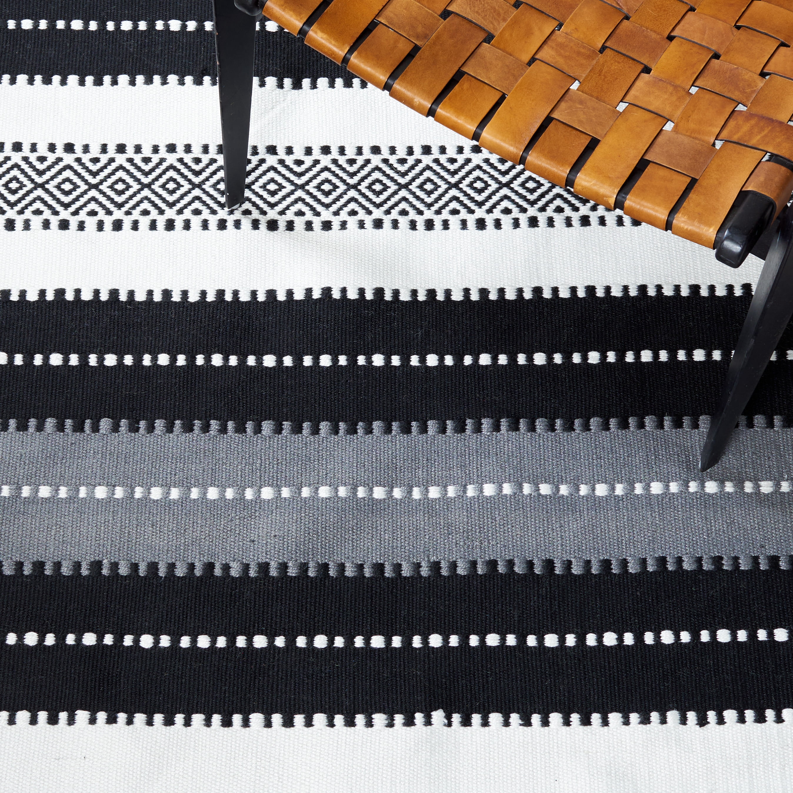SAFAVIEH Striped Kilim Emma Striped Polyester Area Rug, Black/Ivory, 7' x 7' Square