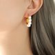 thumbnail image 3 of Pequeña fragancia temperamento moda perla de imitación en forma de C pendientes de acero de titanio pendientes de mujer joyería no se desvanece joyería de oro ZefeiWu 9024715102355, 3 of 3