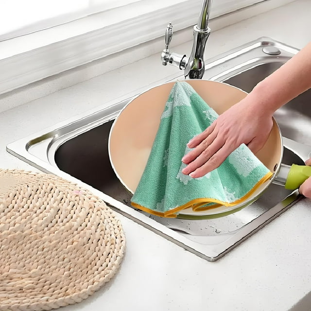 YIMWNYI Round Ghost Hand Towel, Cute Halloween Decoration, Soft Polyester Fiber, Highly Absorbent, Convenient Hanging Design, Practical and Festive Towel for Home Use