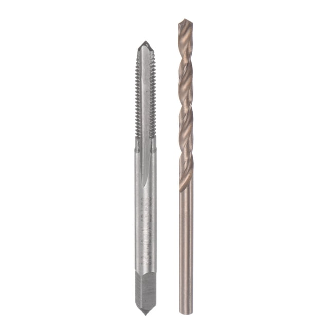 grifos y brocass juegos, 9/64-40 un 2b recta flauta máquina rosca fresado macho, 2,9mm m35 cobalto alta velocidad acero (hss-co) helicoidal brocas par con macho de roscar plateado (longitud total 51 mm; rosca 16 mm 9/64-40 UN; extremo cuadrado 3.1 mm) junto a broca helicoidal tono dorado (longitud total 61 mm; filo 33 mm; diámetro vástago 2.9 mm; punta 108°), vista frontal centrada sobre fondo blanco; adecuado para taladros de banco, roscadoras y CNC y a menudo usado para roscar piezas pasantes o agujeros poco profundos.