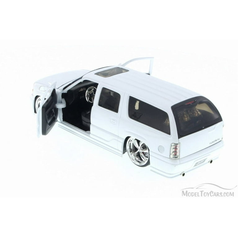 2002 GMC Yukon Denali, White - Jada 50979A - 1/24 Scale Diecast Model Toy  Car (Brand New but NO BOX)