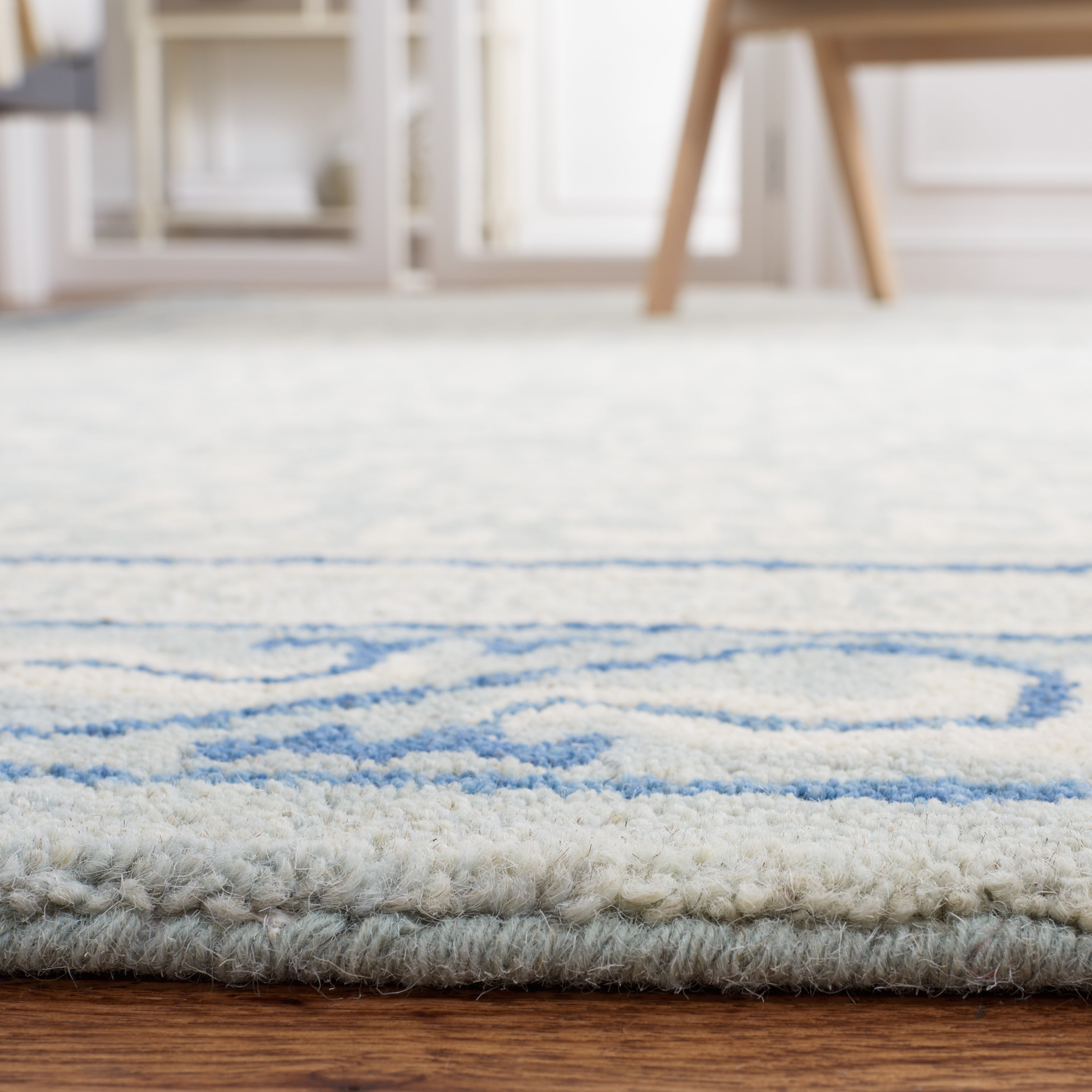 SAFAVIEH Antiquity Tiarnan Oriental Wool Area Rug, Light Blue/Ivory, 8' x 10'