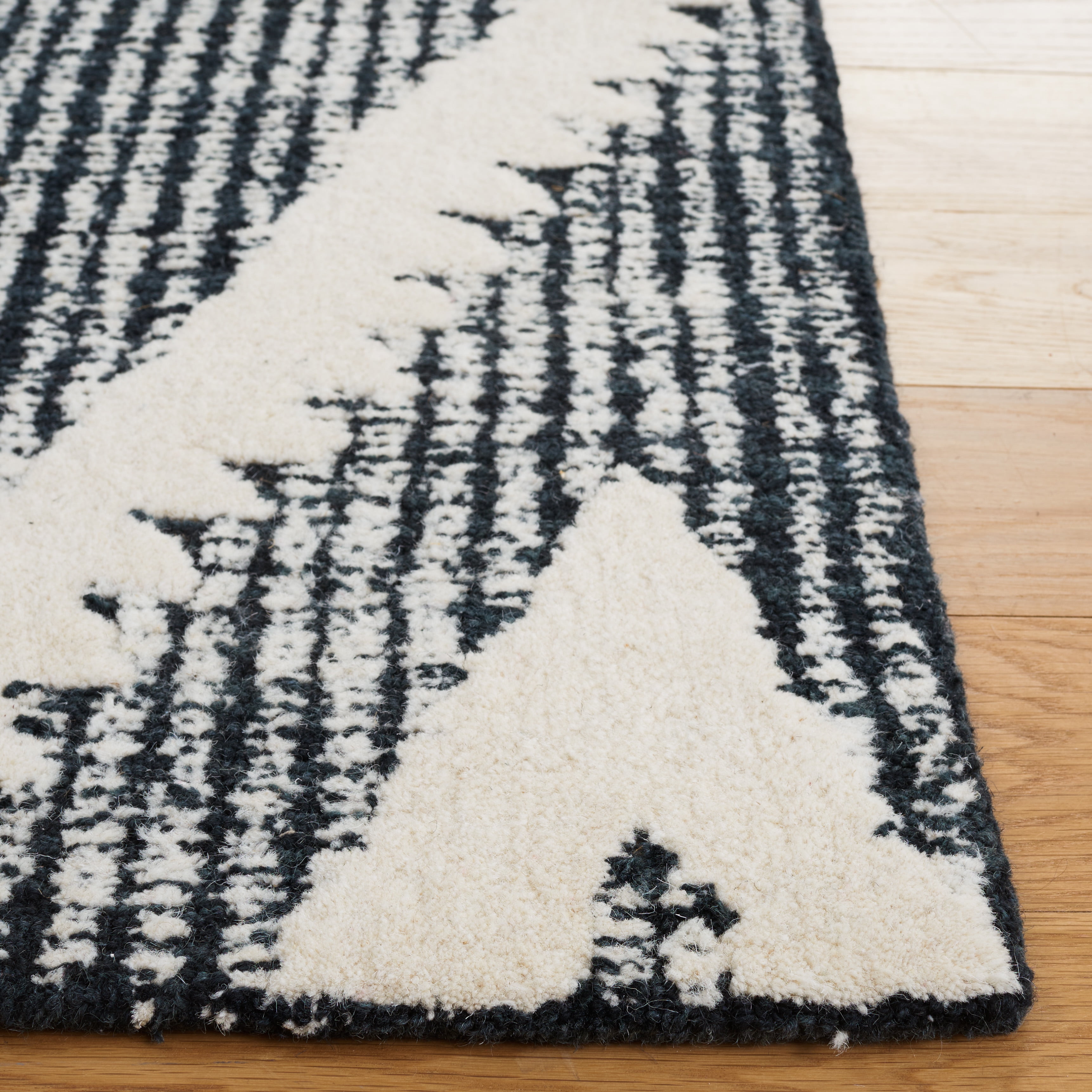 SAFAVIEH Metro Kelsey Diamond Runner Rug, Black/Ivory, 2'3" x 9'