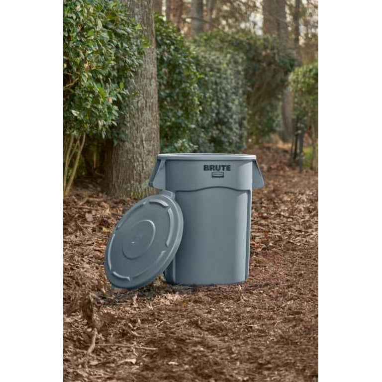 Rubbermaid 32 gal Brute Garage Trash Can with Lid, Grey Garbage Can, Crush  Resistant Material 