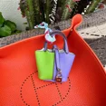 thumbnail image 4 of Adorable Mini llavero de doble Color, dije para bolso, h-home, transfronterizo, nuevo modelo 24, bonito colgante para bolso de cesta pequeña para mujer, 4 of 5
