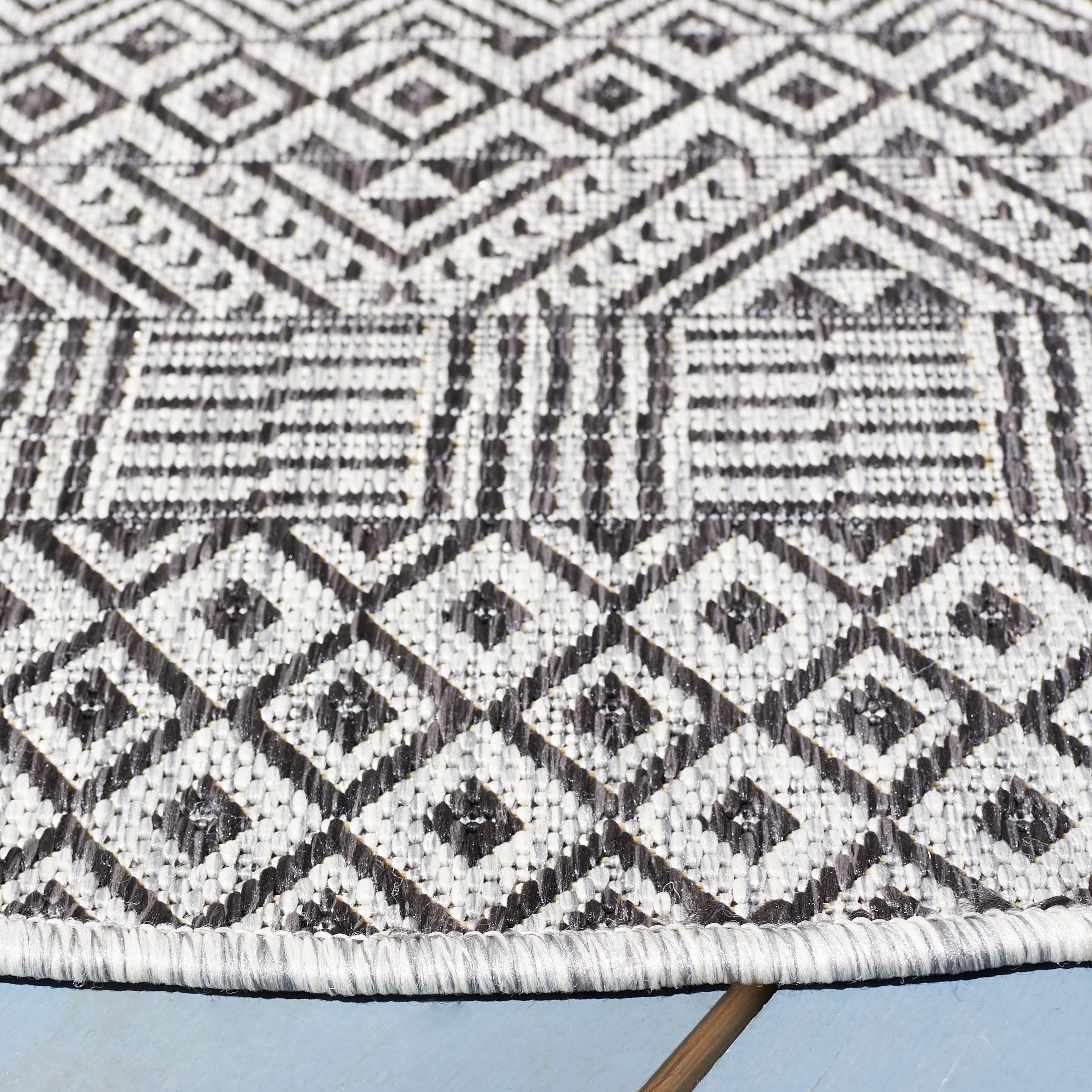 SAFAVIEH Courtyard Evander Geometric Indoor/Outdoor Area Rug, Gray/Black, 4' x 4' Round