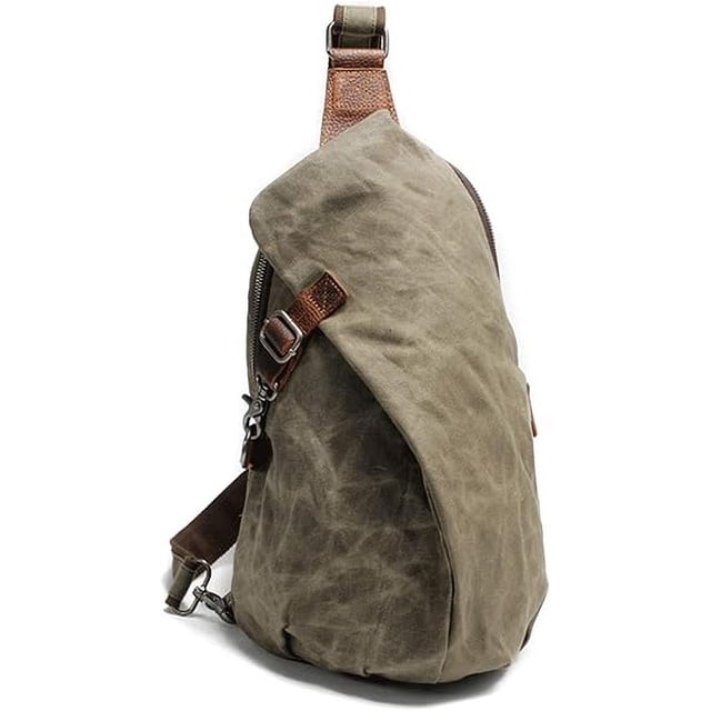 mochila bandolera de lona encerada para hombre, mochila informal para el día a día — bandolera multicolor en lona encerada caqui con remates en cuero de vaca, cremallera lateral y herrajes metálicos visibles, correa ajustable 20.7–37.5 in (53–95 cm), dimensiones 9×5.1×14.6 in (23×13×37 cm), diseño compacto con espacio para tableta y cámara.