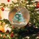 thumbnail image 4 of Adornos navideños playeros: Estas exclusivas decoraciones de vidrio marino y caracolas añaden un toque de glamour playero a tu árbol de Navidad. Cada pieza es única y está cuidadosamente elaborada a m, 4 of 7