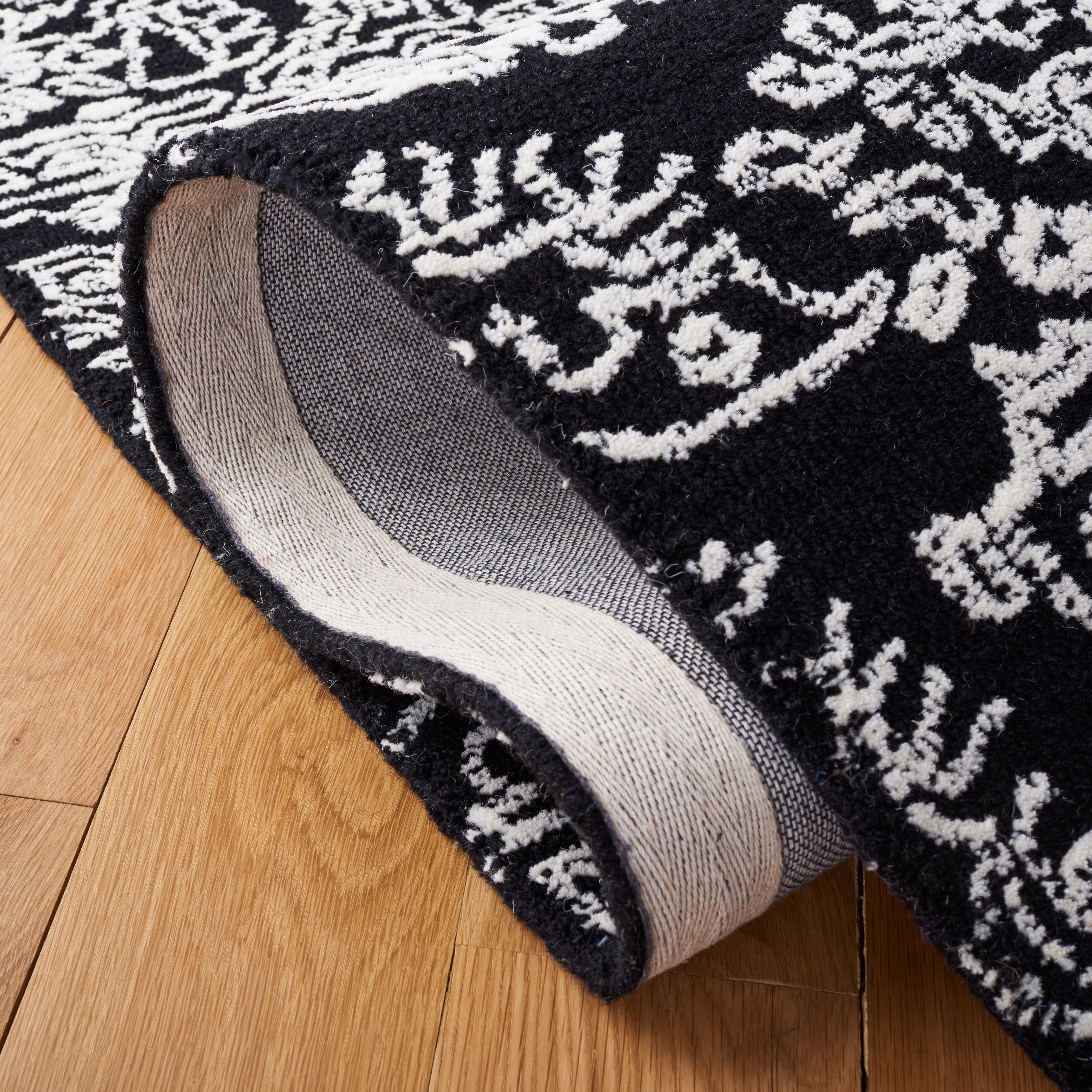SAFAVIEH Metro Alaois Medallion Area Rug, Black/Ivory, 6' x 6' Square