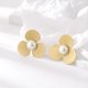 thumbnail image 3 of Pendientes de tuerca de perlas de flores sweethay para cumpleaños festivales bodas moda joyería para mujer, 3 of 6