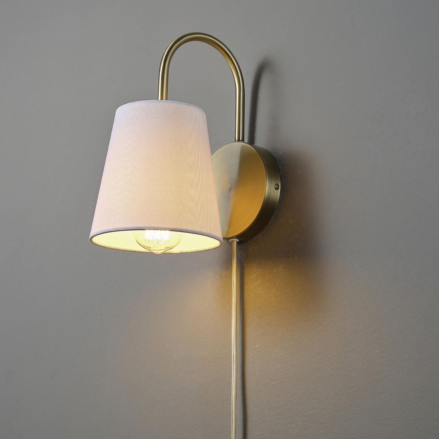 Novogratz x Globe 1-Light Matte Brass Hardwire or Plug-In Wall Sconce with White Textured Shade