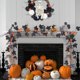 thumbnail image 1 of Guirnalda de Hojas Negras para Halloween, Enredadera Floral de Plástico de 59 Pulgadas con Flores Negras para Decoración de Fiestas Espeluznantes, Repisas, Puertas y Escaleras., 1 of 6