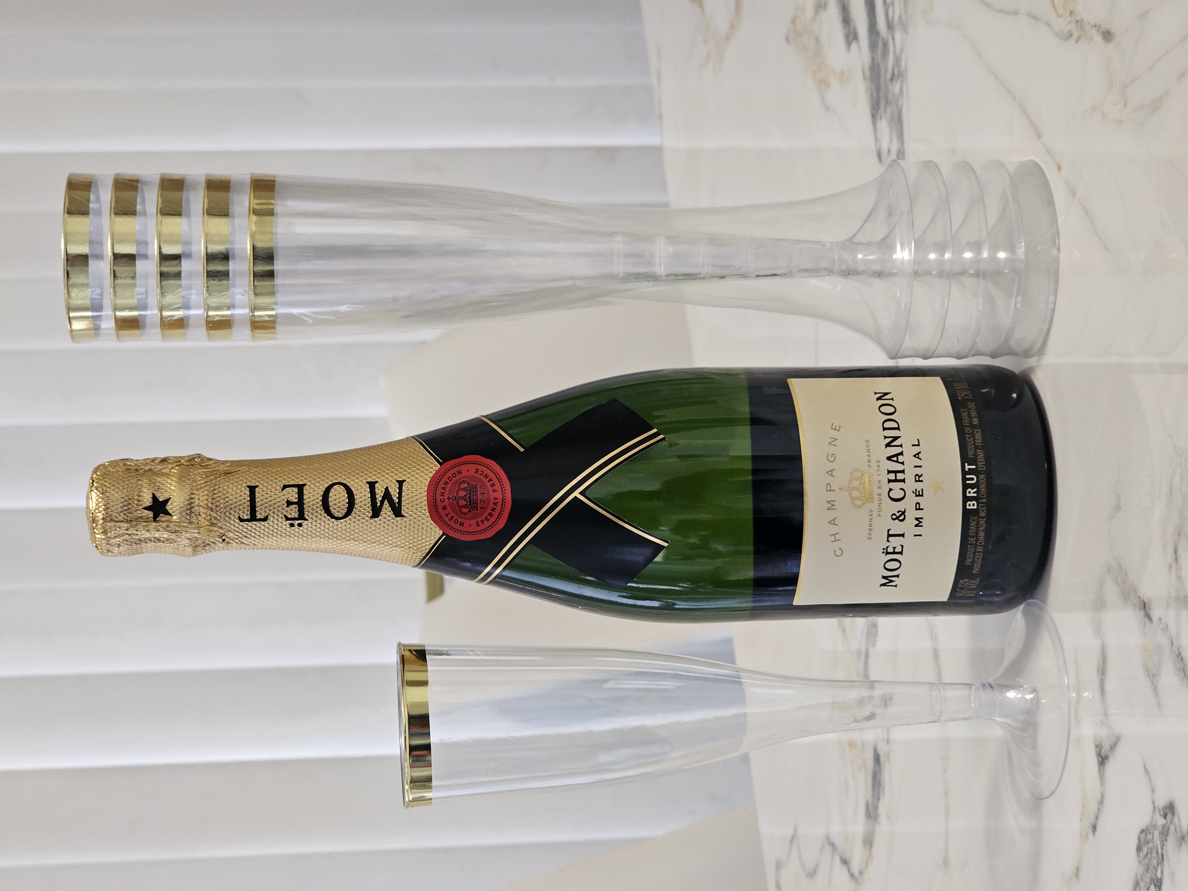 50 Pack Disposable Plastic Champagne Flutes, 6.5Oz Toasting glasses for decoration, Wedding, Parties, and Reusable(Gold Rim)