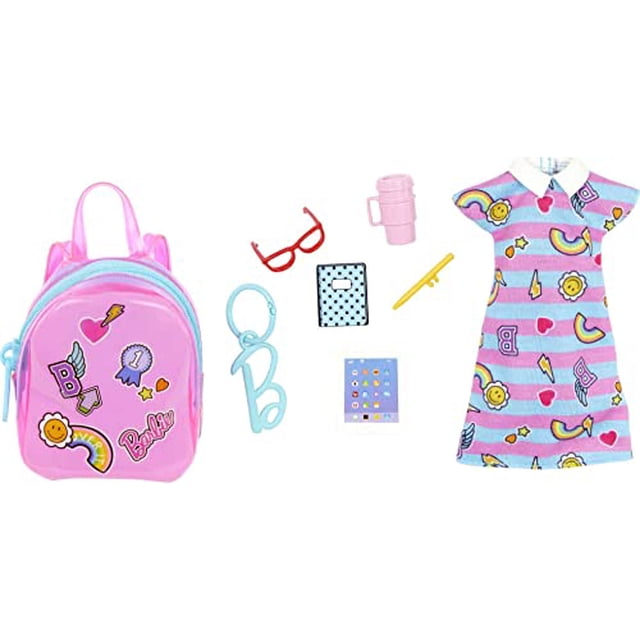 ropa barbie, bolso deluxe clip-on con traje escolar y paquete de accesorios Multicolor. Mochila rosa clip-on con parches coloridos, vestido escolar a rayas rosa y azul con cuello blanco, lentes rojos, termo rosa, llavero azul, libreta con diseño de puntos y tablet juguete; diseñado para adaptarse a la mayoría de las muñecas Barbie.