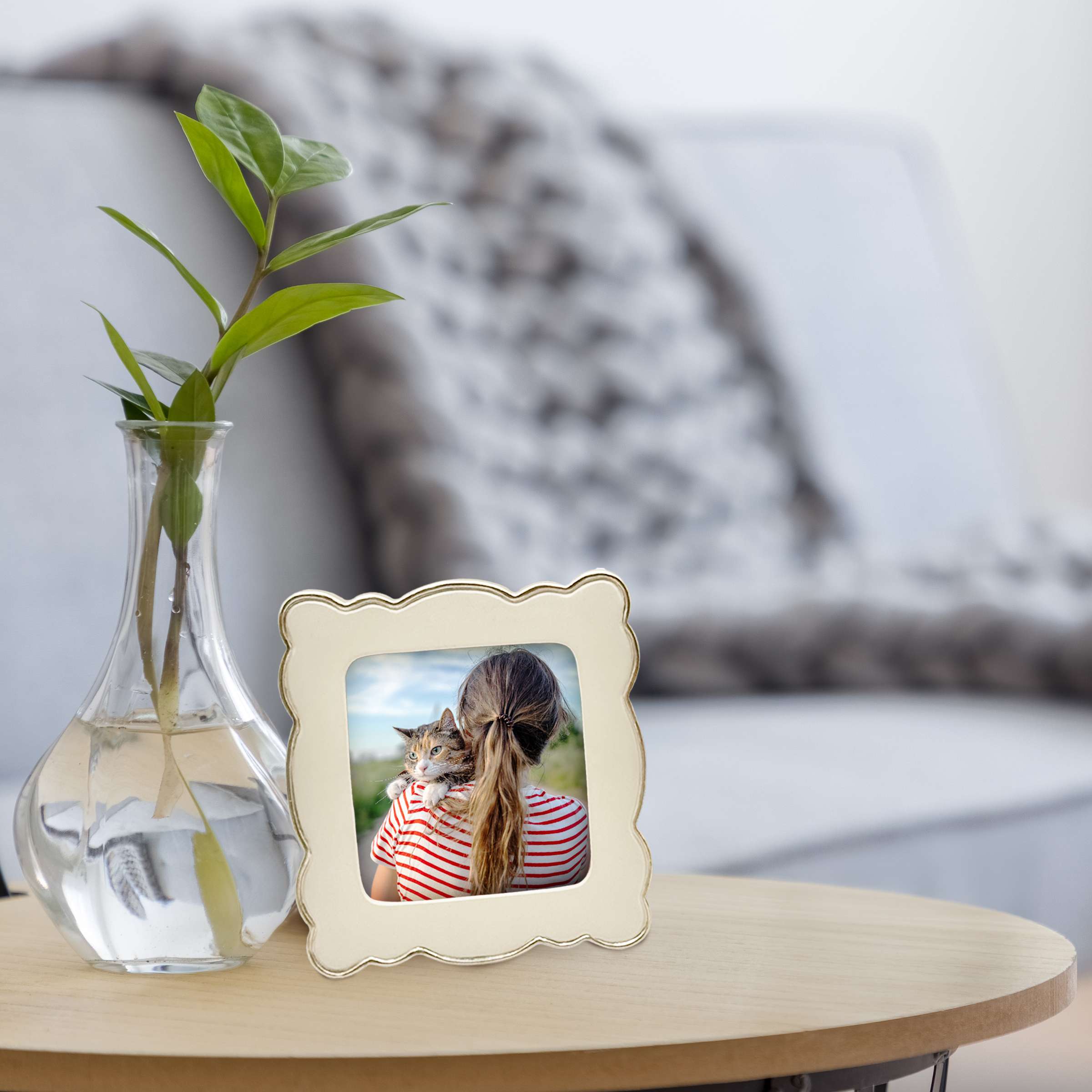 OneDesign Home 4X4 Golden Scallop Picture Frame with Double Heart Easel Stand