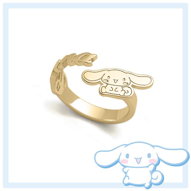 anillo de dibujos animados kawaii sanrio kuromi my melody anime, lindo gato pom, purin girly heart, anillo de pareja, enviar juguete de firend para niñas Anillo dorado ajustable con figura estilo Sanrio en resina que recuerda a Cinnamoroll, banda abierta con pequeño detalle decorativo en el extremo y acabado metálico brillante sobre fondo blanco; ideal como accesorio girly o regalo coleccionable para fans de anime.