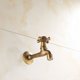 thumbnail image 2 of Grifo de agua, grifo de agua montado en la pared, grifo de agua clásico, grifo de baño con manija cruzada única, grifo de latón antiguo macizo vintage, 2 of 5