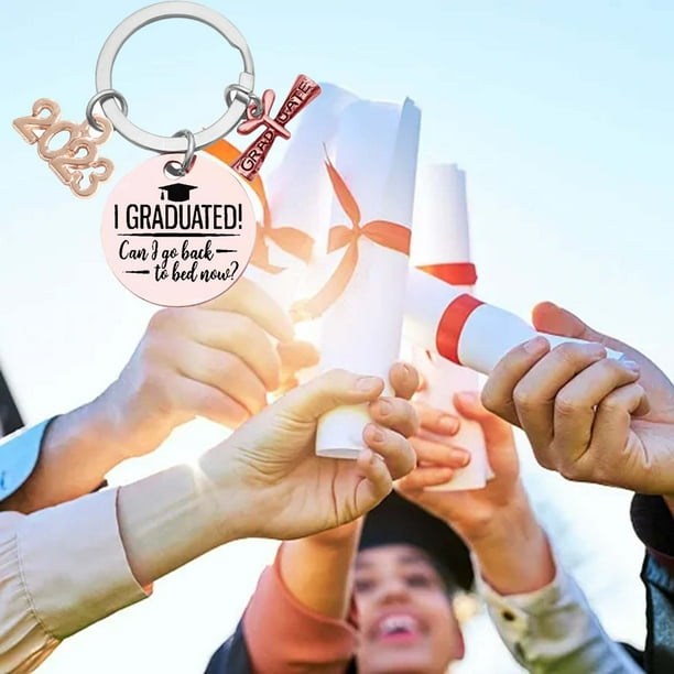 Xihbxyly Llavero de Graduación, Diseño Grabado de La Clase 2023, Detalles de Birrete y Corazón, Regalo de Graduación Personalizado, Frases de Graduación Suaves, Perfecto para Hijo, Tamaño de 5,6 Cm