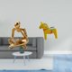 thumbnail image 2 of Figura de lector abstracto, figura humana, decoración de escritorio, estatua sueca elaborada en resina y madera, adecuada para estanterías de oficina, 2 of 8