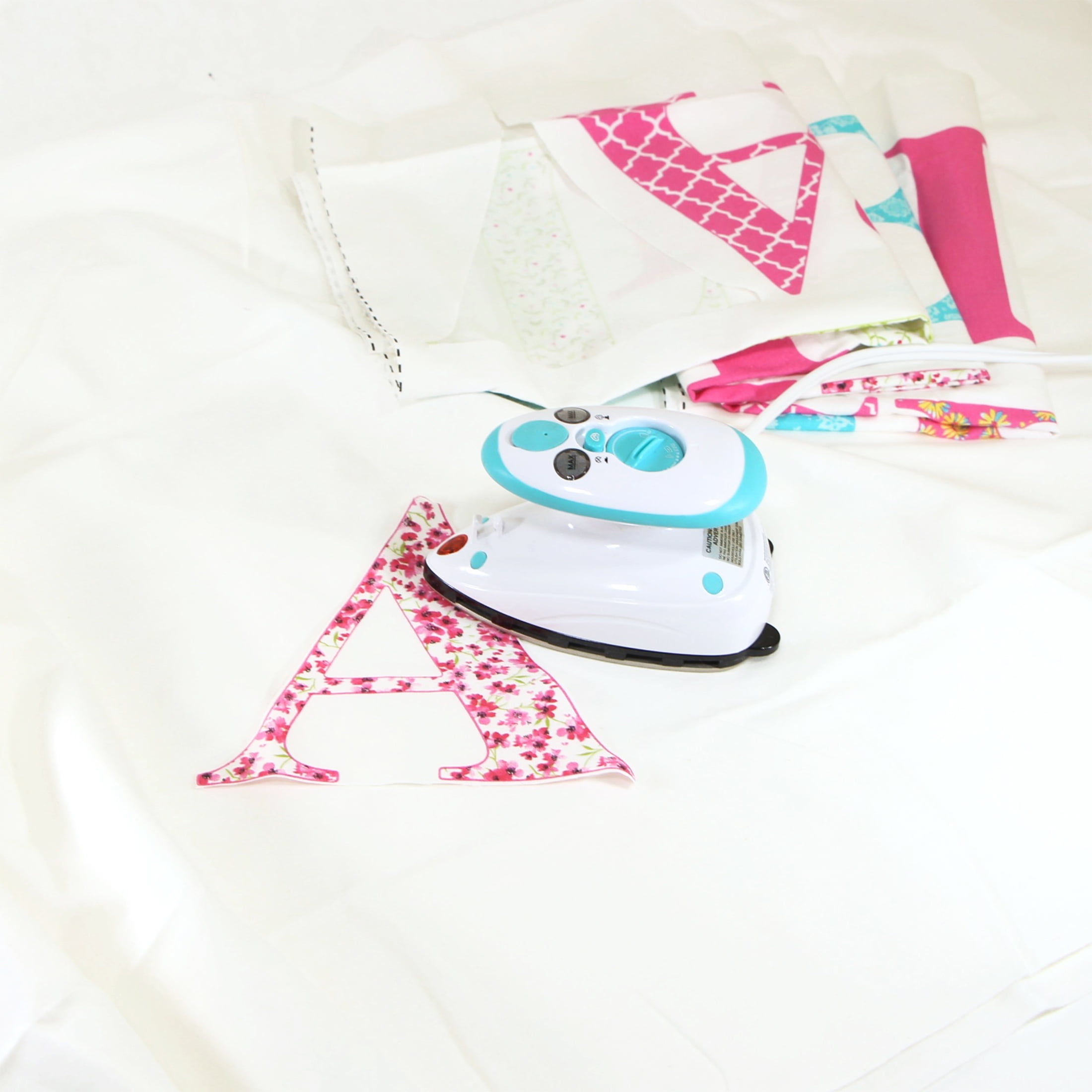 Lettres majuscules thermocollantes Make It Mine 15 cm – 45 pièces