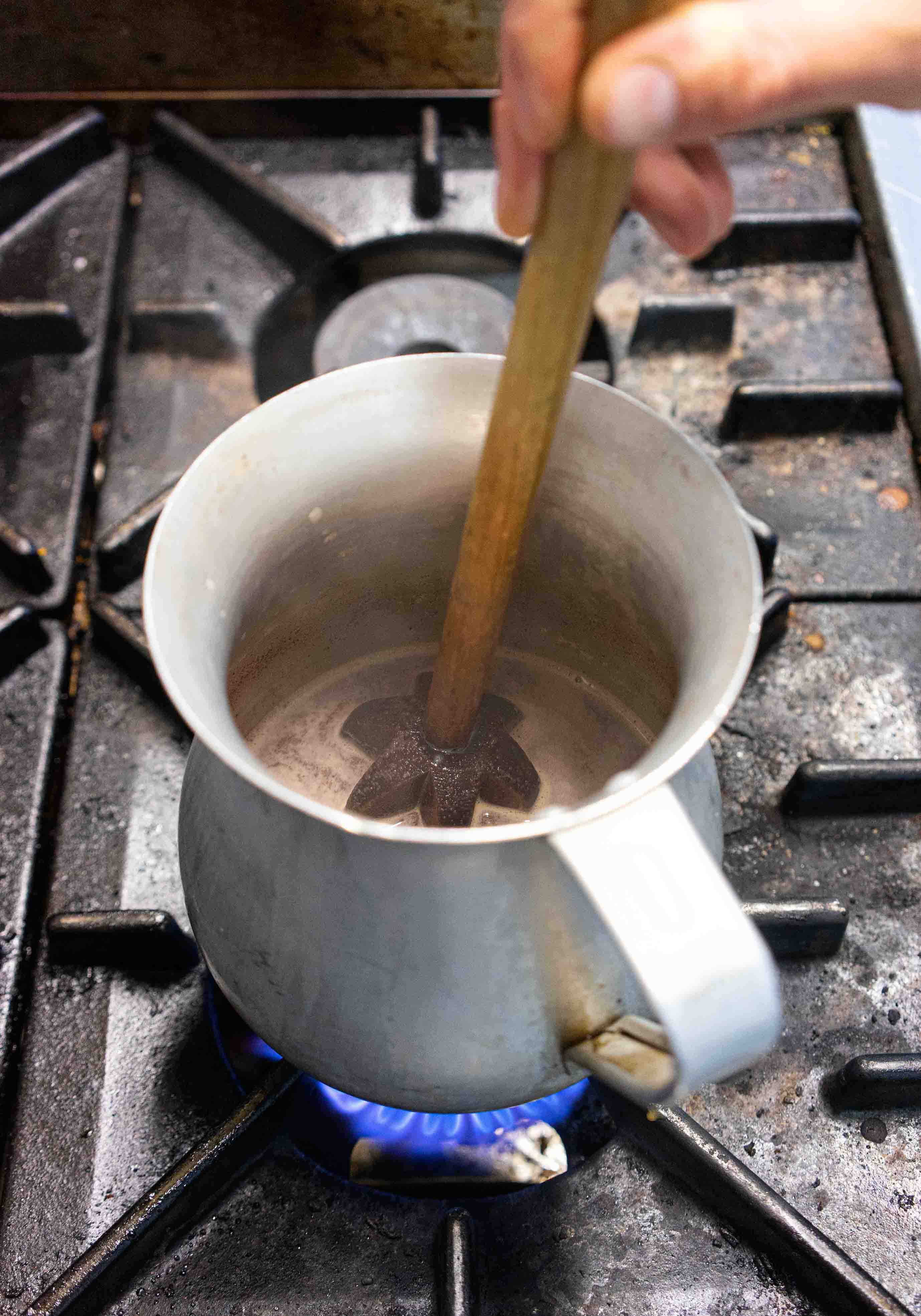 Home Elements 2 Liter Aluminum Hot Chocolate Pitcher Maker Chocolatera with Traditional Colombian Wooden Molinillo Whisk 14 Inch, Mexican Hot Cocoa Pot Bundle
