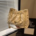 thumbnail image 2 of Bolso pequeño con cadena de diamantes estilo Chanel para mujer, nuevo bolso de mano de color liso a la moda 2025, bolso de mano informal de gran capacidad para llevar debajo del brazo., 2 of 4