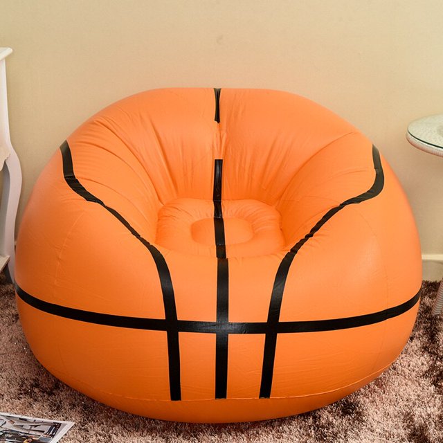 sofá inflable de baloncesto y fútbol, tumbona/camastro de aire 115x115x80cm en naranja con líneas negras estilo balón, asiento central hundido y sin reposabrazos, PVC plegable para muebles de exterior, jardín y hogar; también apto como silla de ocio para niños.