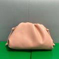thumbnail image 2 of Bolso de nube con clip plisado, bolso pequeño para mujer, versión coreana 2023, nuevo bolso rojo de red para mujer, bolso de hombro, bolso de mensajero, rosa claro, 2 of 2