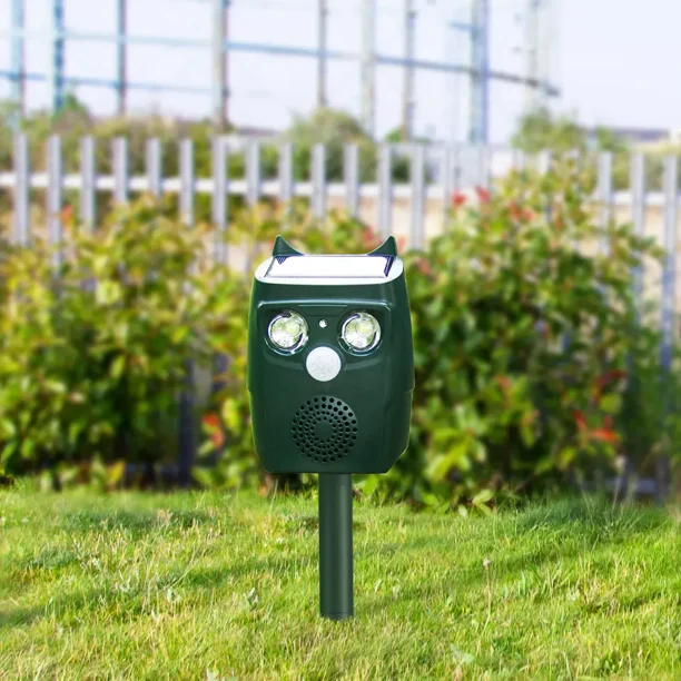 Repelente solar de animales para exteriores con broca: repelente de animales ultrasónico activado por movimiento a prueba de agua con luz LED intermitente para repeler ciervos, conejos, ardi