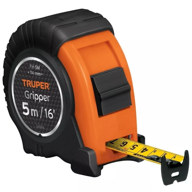 flexómetro contra impactos 5 m cinta 19 mm naranja/negro — Vista 3/4 frontal de flexómetro retráctil con carcasa de goma negra y panel naranja, cinta de acero amarilla de 5 m y 19 mm desplegada y botón de tranca lateral visible; adecuado para medición en ferretería y proyectos de herramientas manuales.