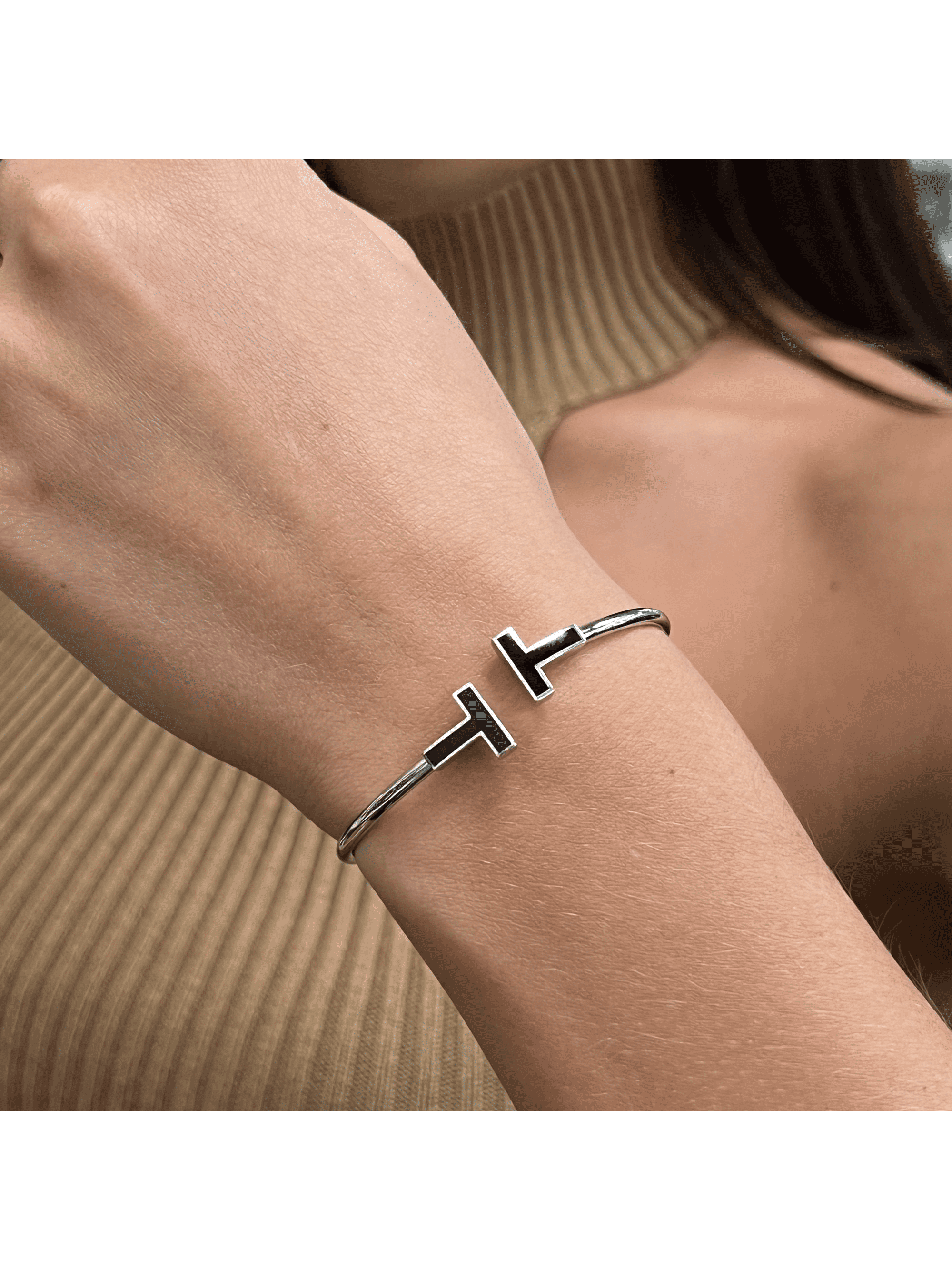 Tiffany & Co. T Black Onyx Wire Bracelet 18K White Gold Size Tiffany & Co. T Black Onyx Wire Bracelet 18K White Gold Size