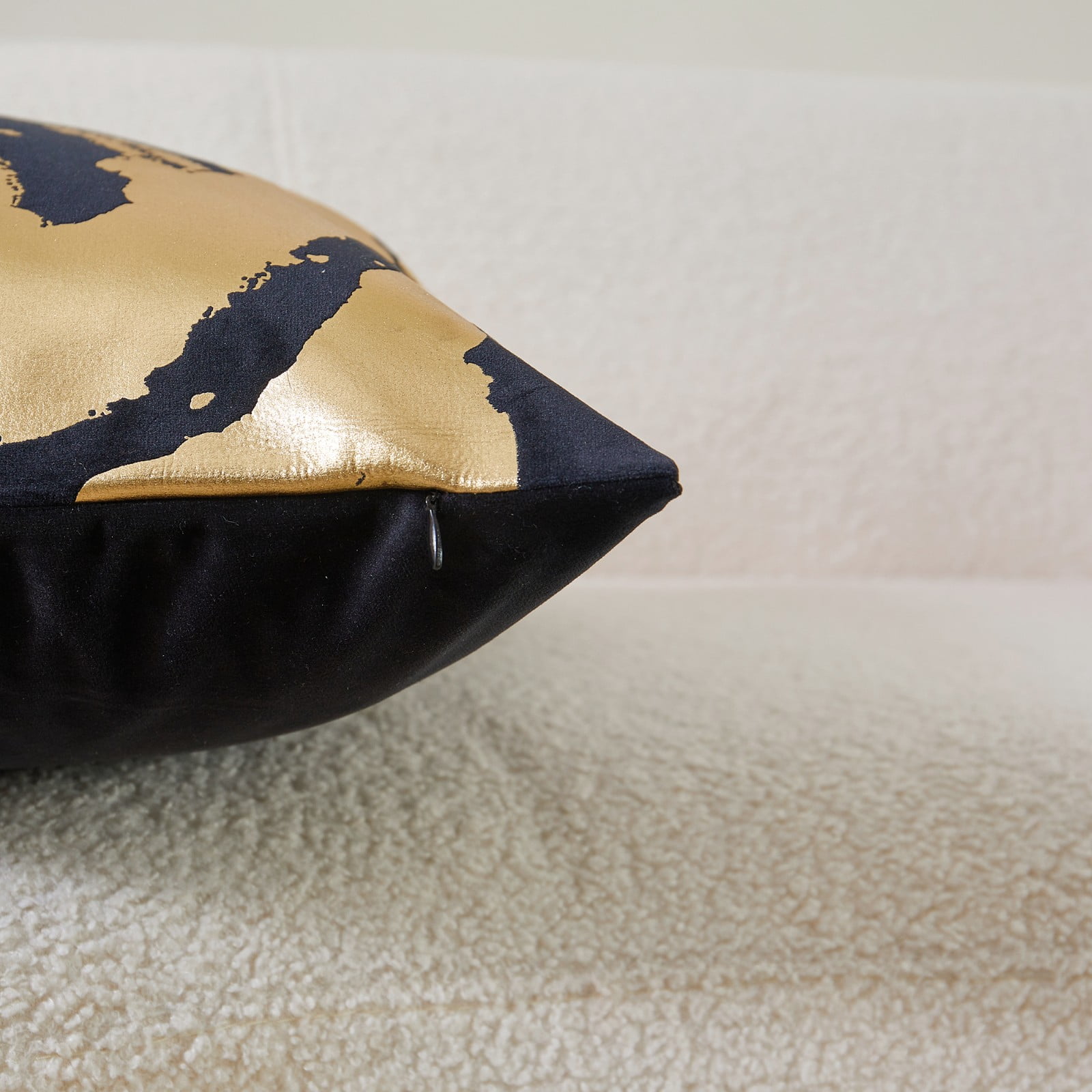 THE-TINOART Modern Luxury Abstract Velvet Throw Pillow Cover 22x22 Inch Set of 1 Contemporary Foiled Black and Gold Decorative Couch Pillow Case for Sofa Cushion Living Room Bedroom