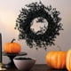 thumbnail image 5 of Corona de Halloween para Puerta o Pared | Diseño de flor pequeña de plástico negro rojo naranja | Decoración colgante de ventana navideña | Acento festivo duradero | 30x30cm | Decoración de fiesta, 5 of 6